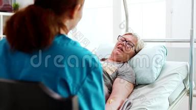 在<strong>养老院</strong>里，躺在床上的老太太和一位女护士谈话
